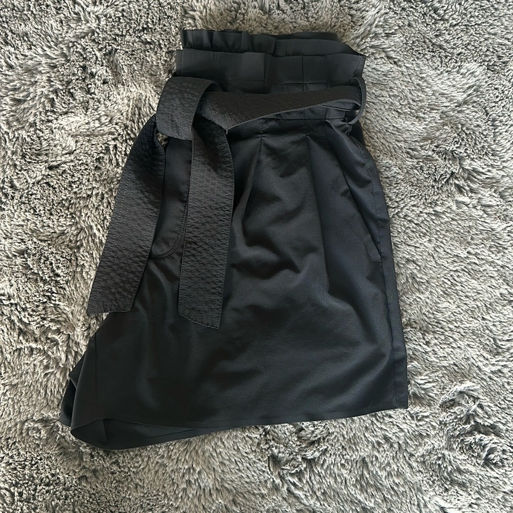 LIKE NEW! 🖤 Athleta shorts with tie belt! Size 8! So cute!